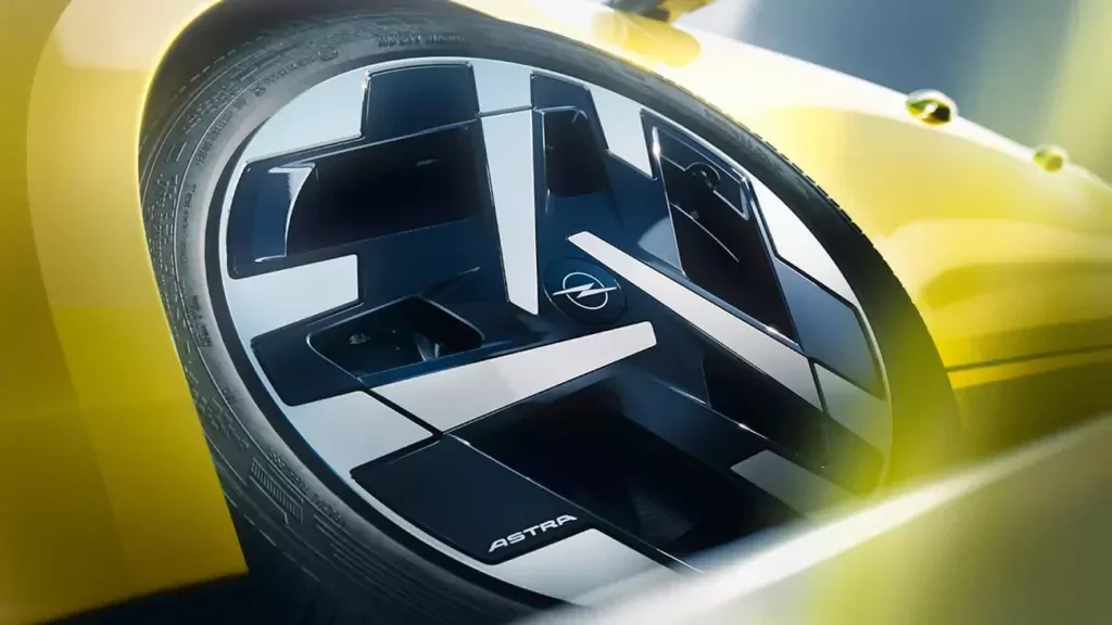 Niemiecki rywal Volkswagena Passata już po remoncie. Z nowym wyglądem i wyposażeniem Opel gra nim w innej lidze