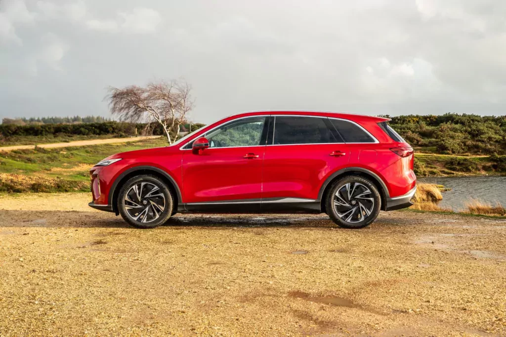 MG zdeklasuje rywali nowymi SUV-ami. Elektryczny S6 już jest, a hybrydowy S9 czeka za drzwiami