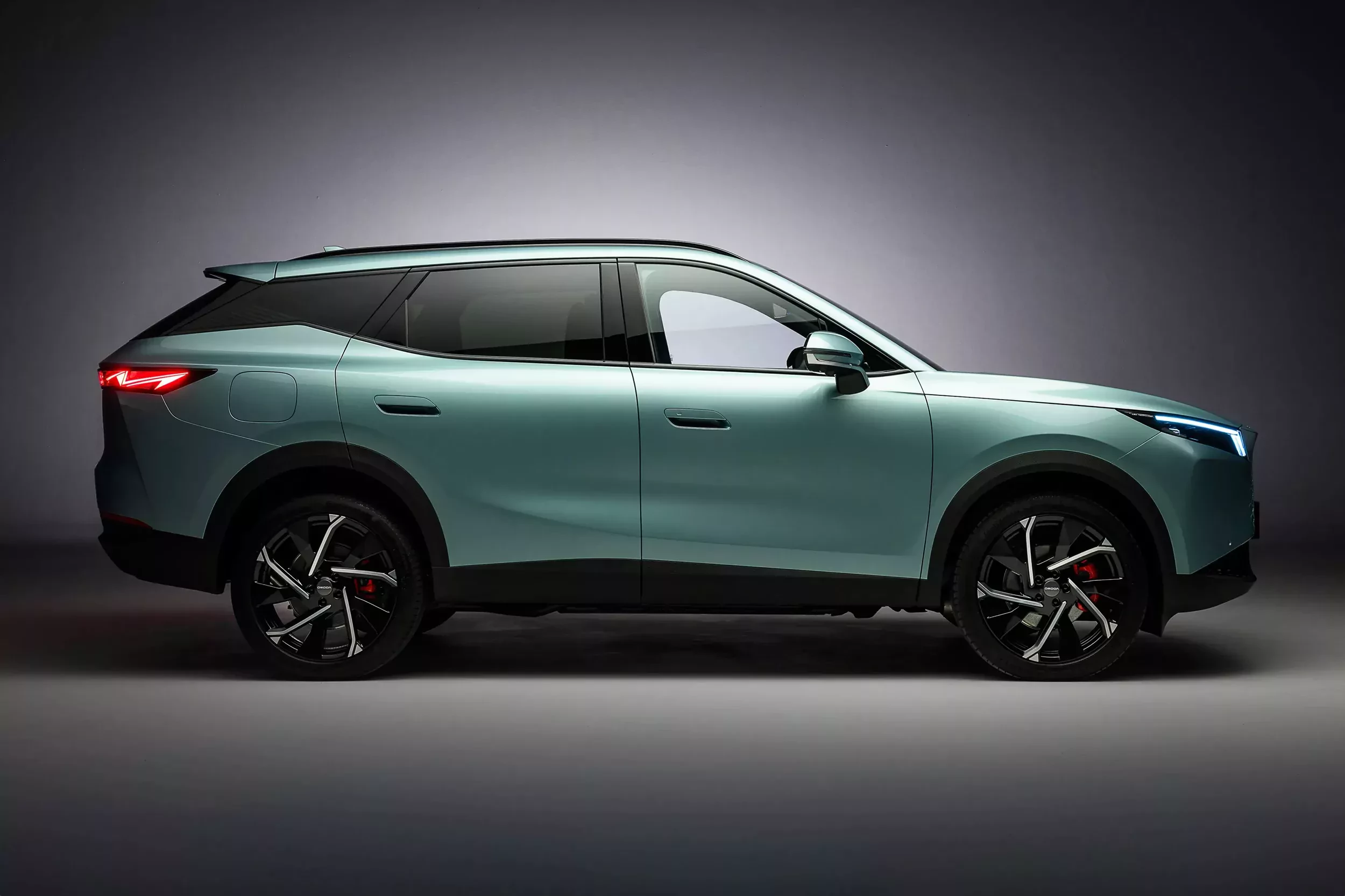 Toyota RAV4 to hit, ale Omoda 7 ma już pierwszy strategiczny cennik. To niejedyne czym robi wrażenie ten hybrydowy SUV