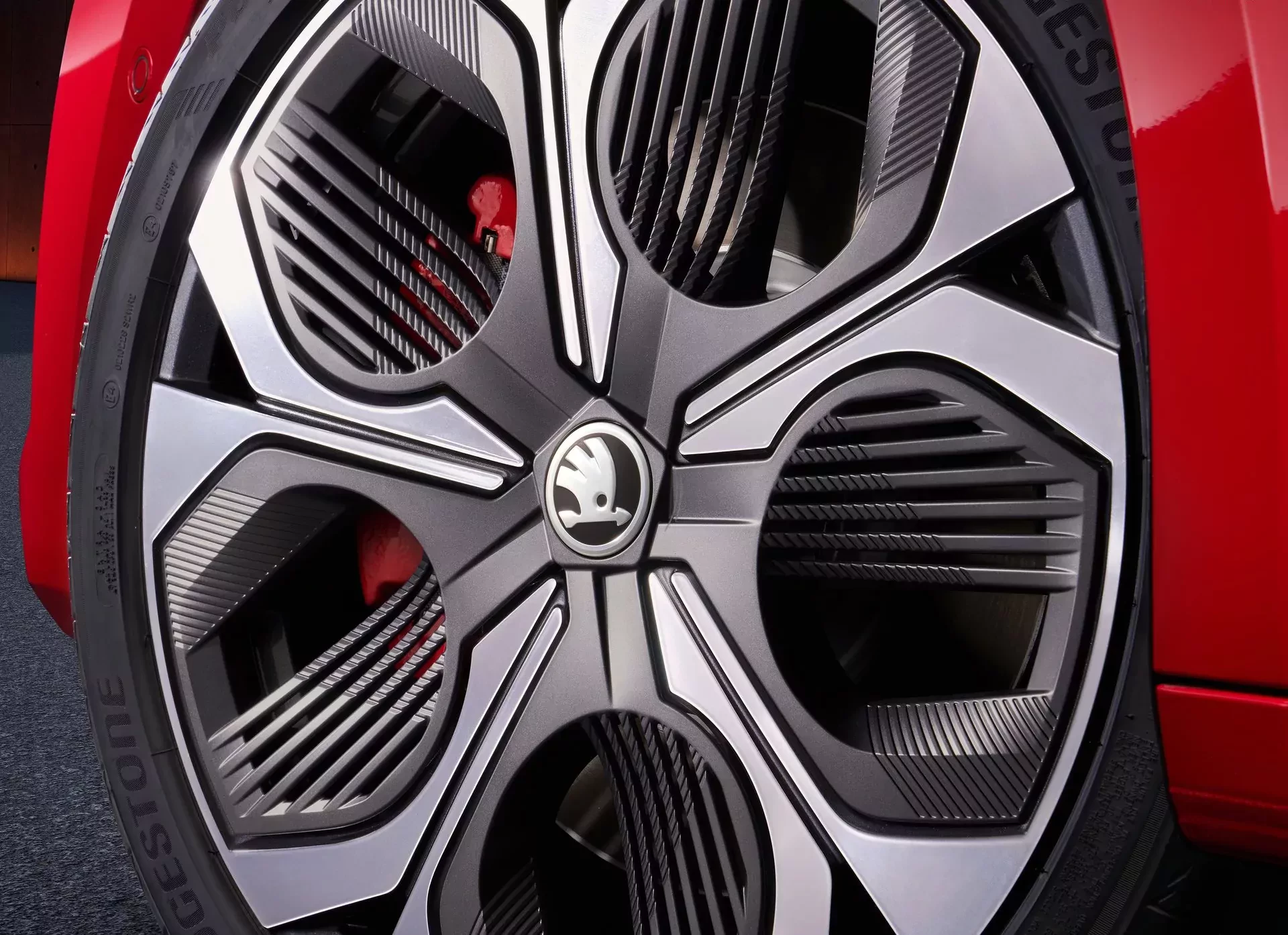 Skoda odpowiada na hit Toyoty ceną przy granicy 100 tys. zł. Salony chińskich marek idą na kolejny rekord w Polsce