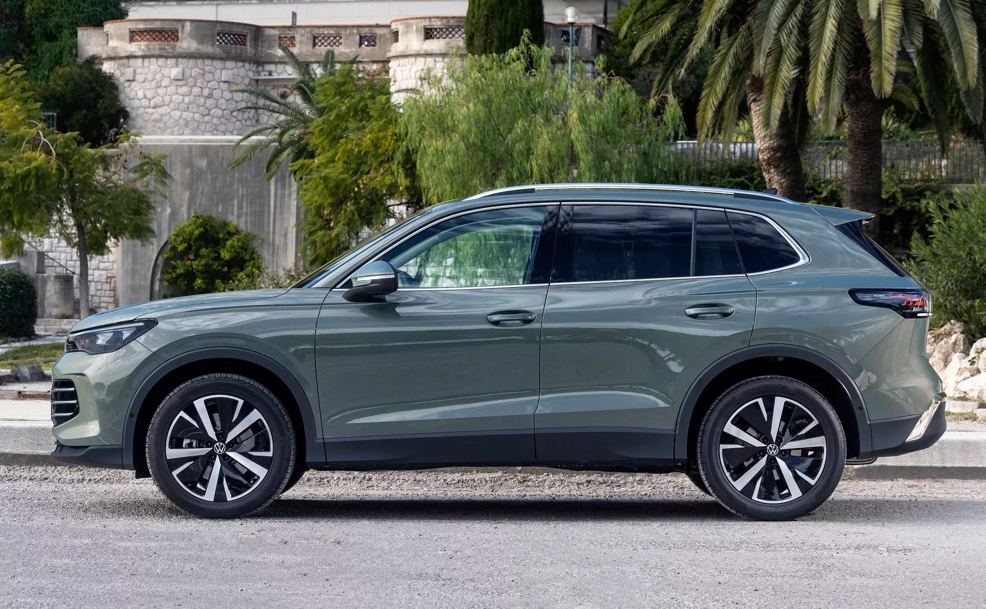 Pancerny SUV Volkswagena z silnikiem spalinowym okazał się tu sensacją roku. W polskich salonach ceny zjechały o 15 tys. zł