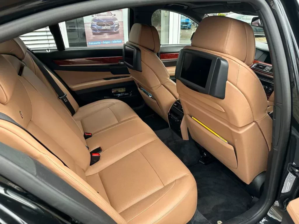 Jeszcze więcej luksusu niż w BMW Serii 7. Za cenę zwykłej Octavii rozpędzi cię do 300 km/h