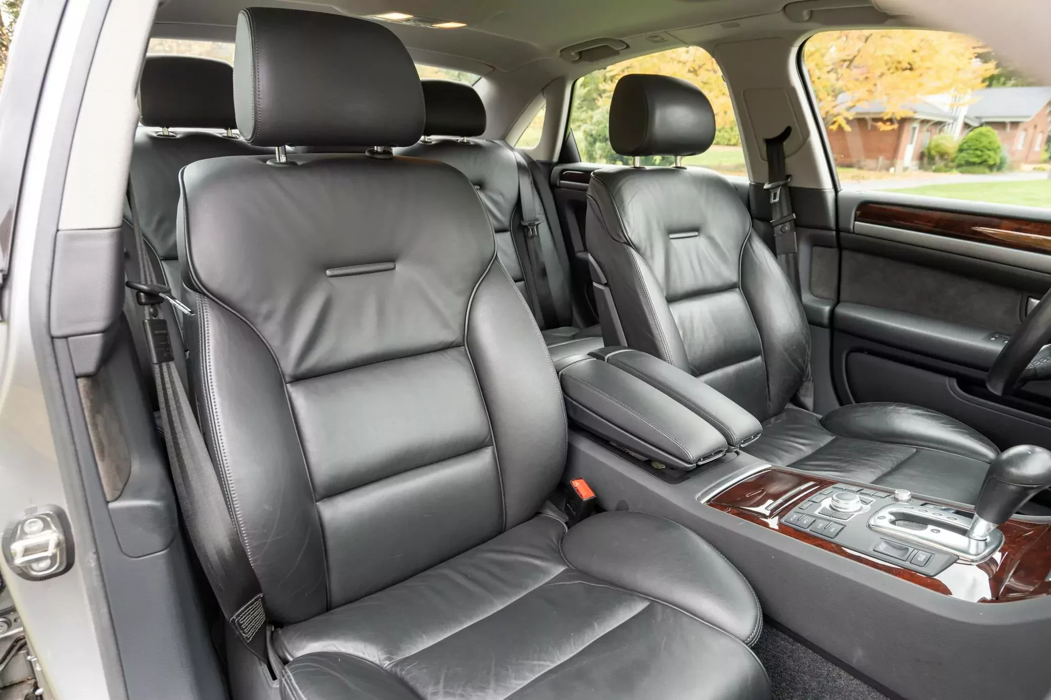 Audi A8 od 1. właściciela z przebiegiem zaledwie 49 400 km. Ma 4,2-litrowe V8 i pełny wypas w kabinie