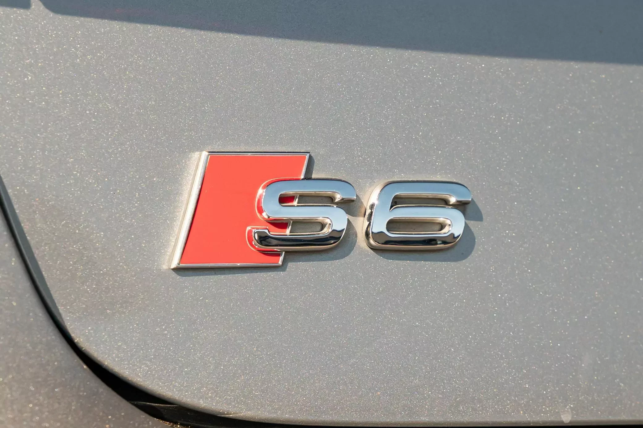 Audi S6 z przebiegiem 100 tys. km i silnikiem V8 na sprzedaż. Jego cena to zaledwie 62 700 złotych