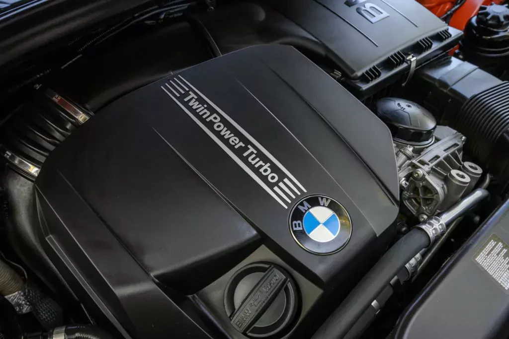 Nowoczesny SUV BMW za 36 000 zł. W tej cenie dostaniesz już pełne wyposażenie i 6 cylindrów