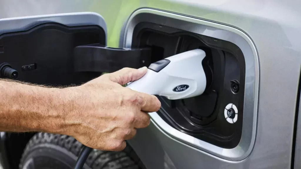 Ford kończy produkcję swojego kluczowego samochodu elektrycznego. Stawia na silnik spalinowy