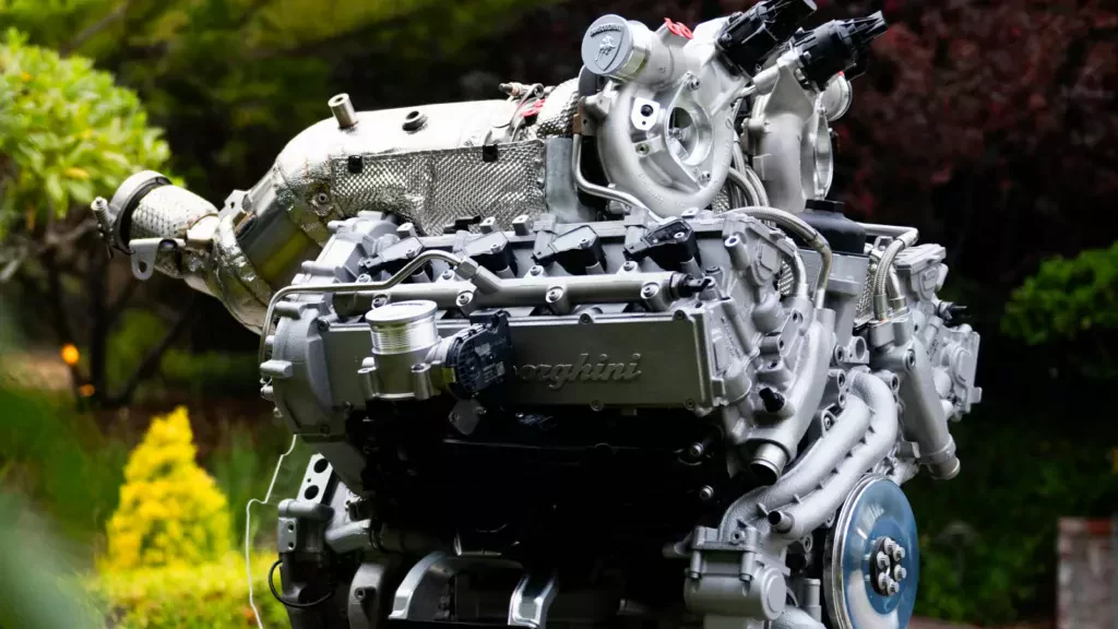 lamborghini-silnik-spalinowy-v8