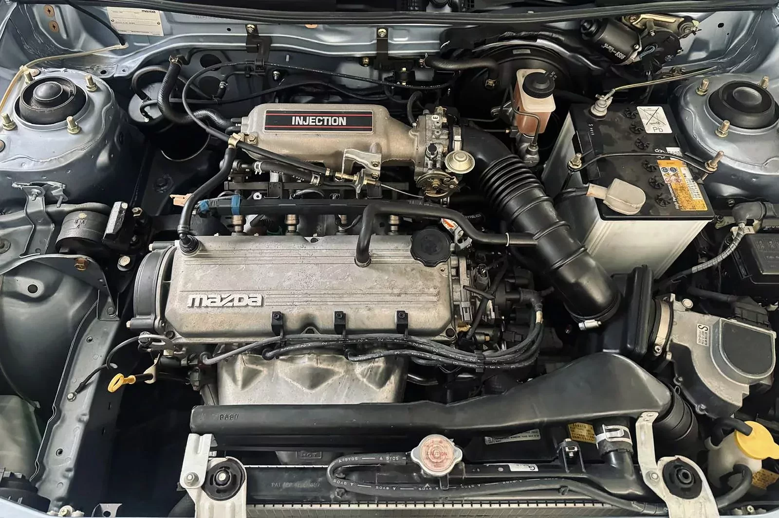 35-letnia Mazda 323 z przebiegiem 74 km na sprzedaż. To idealny wehikuł czasu – wygląda jak z muzeum