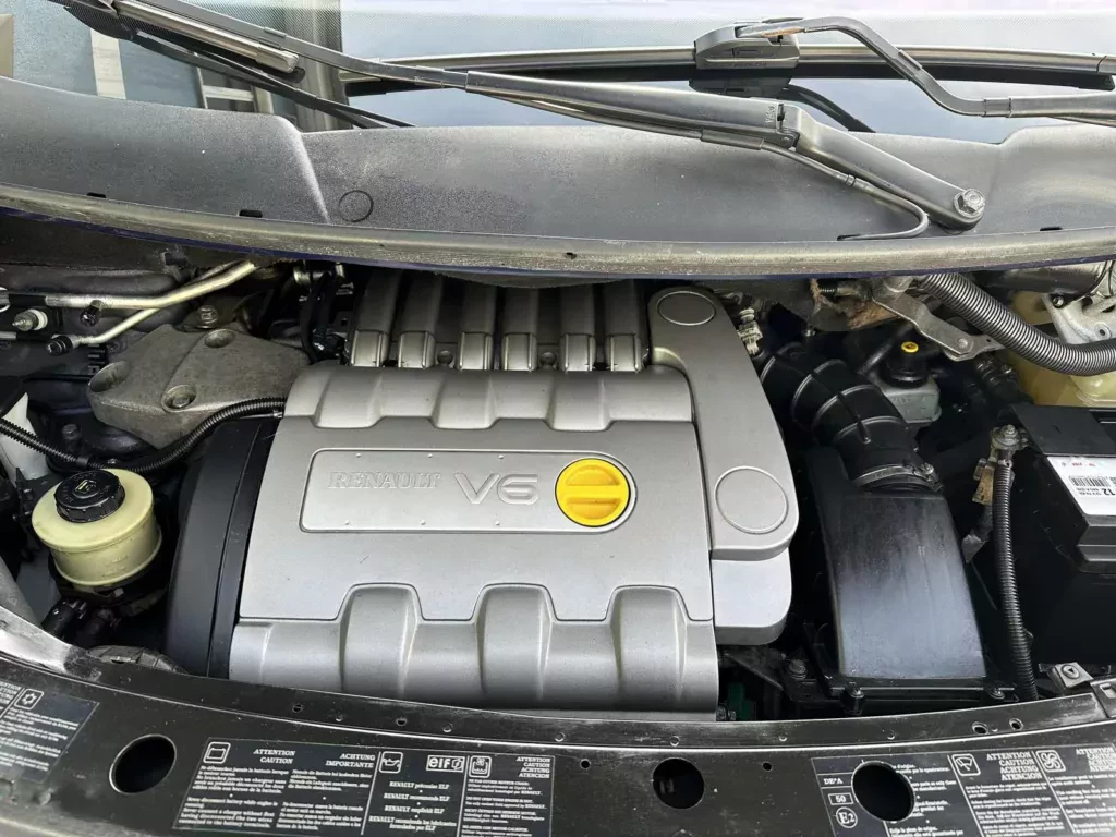 To współczesne Renault było sprzedażową klapą. Ładne egzemplarze można dziś kupić za grosze