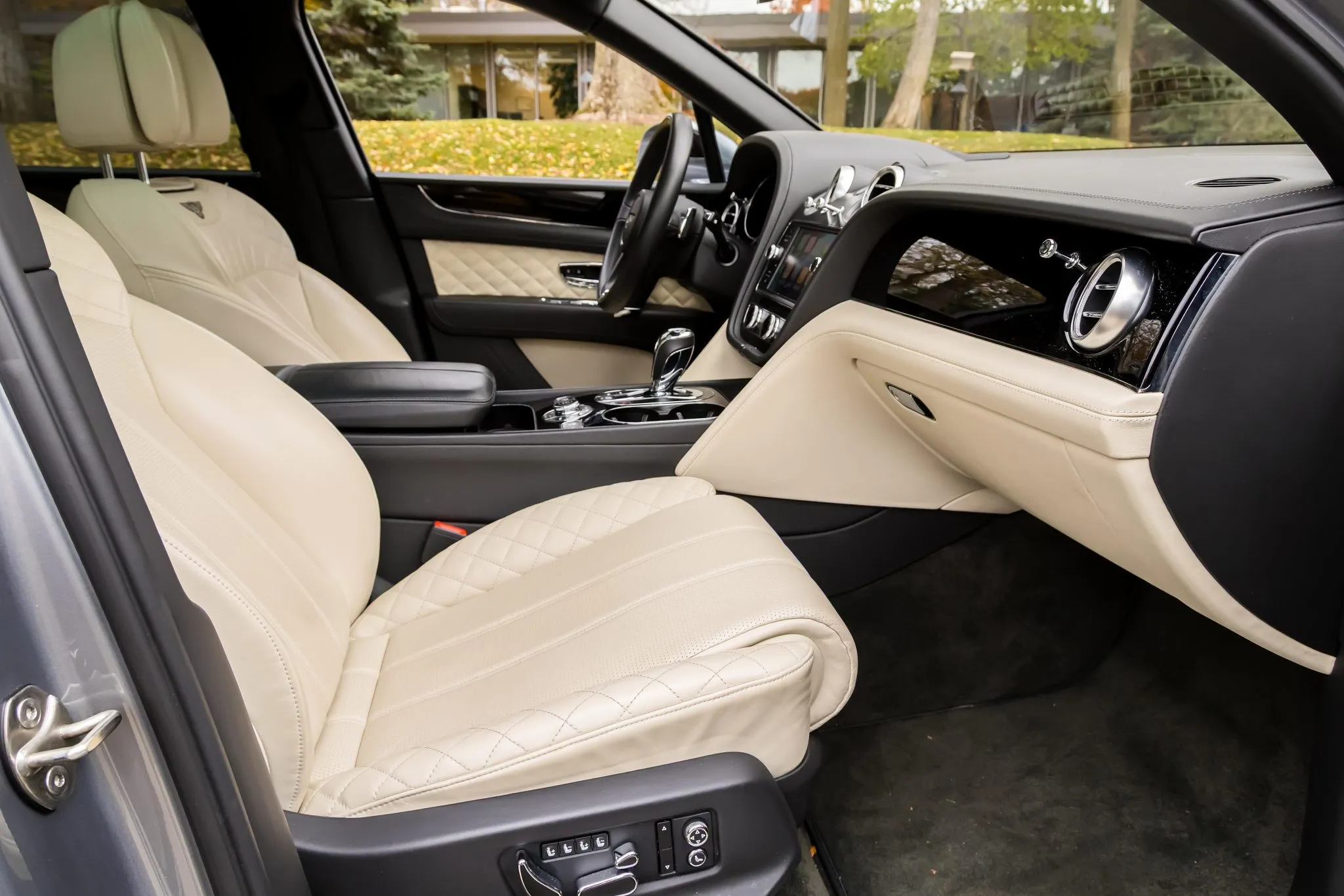 Był jednym z najdroższych SUV-ów na świecie. Dziś za silnik W12 i morze luksusu zapłacimy tyle co za Skodę Superb