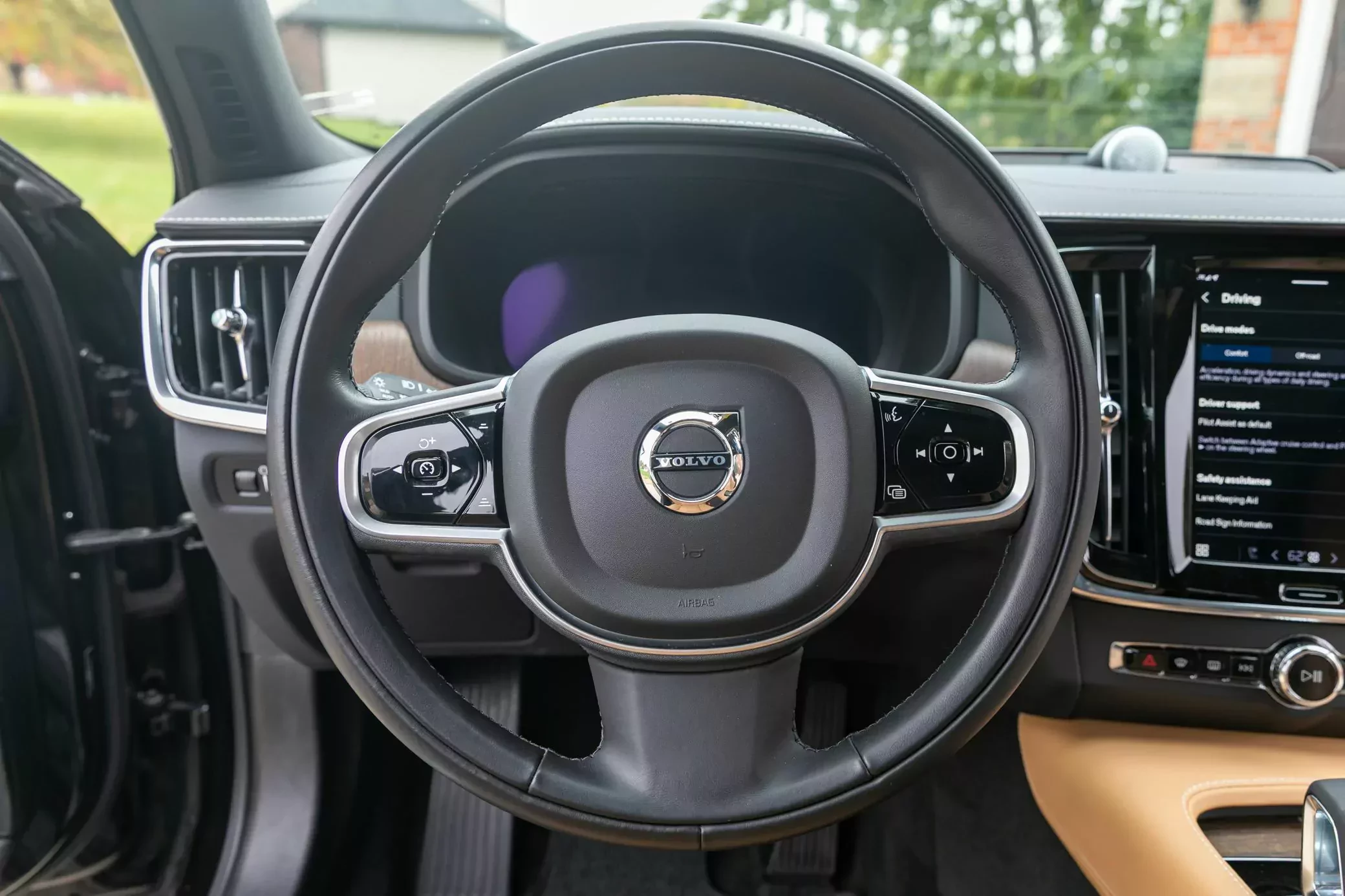 3-letnie Volvo V90 Cross Country na pełnym wypasie za cenę Skody Octavii. Ma tylko 80 tys. km przebiegu