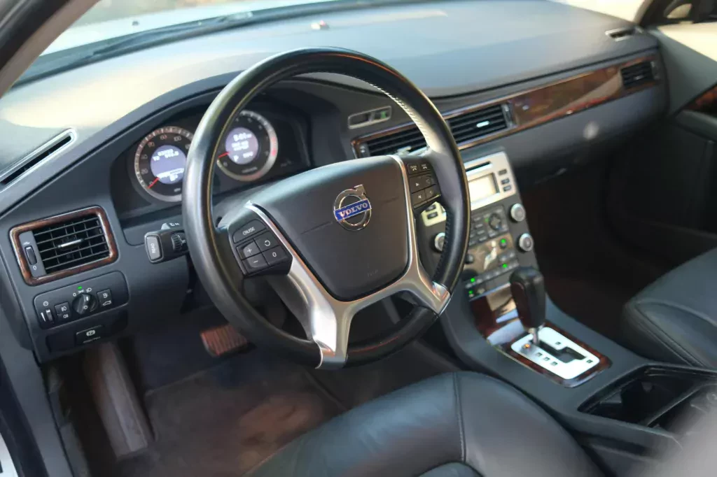 volvo-xc70-kombi-prawie-nowe