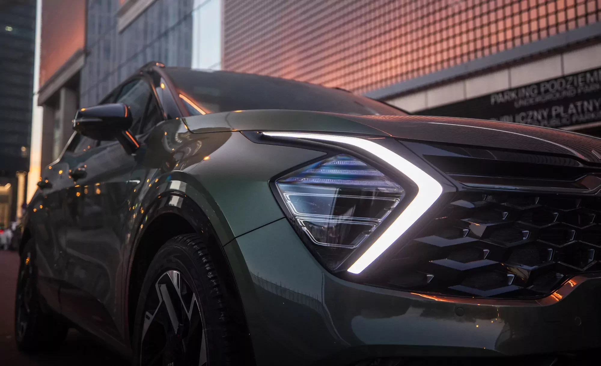 Polacy wbiegają z drzwiami do salonów Kia. Wyprzedaż Sportage’a za 126 900 zł przebija choćby obniżki na chińskie SUV-y