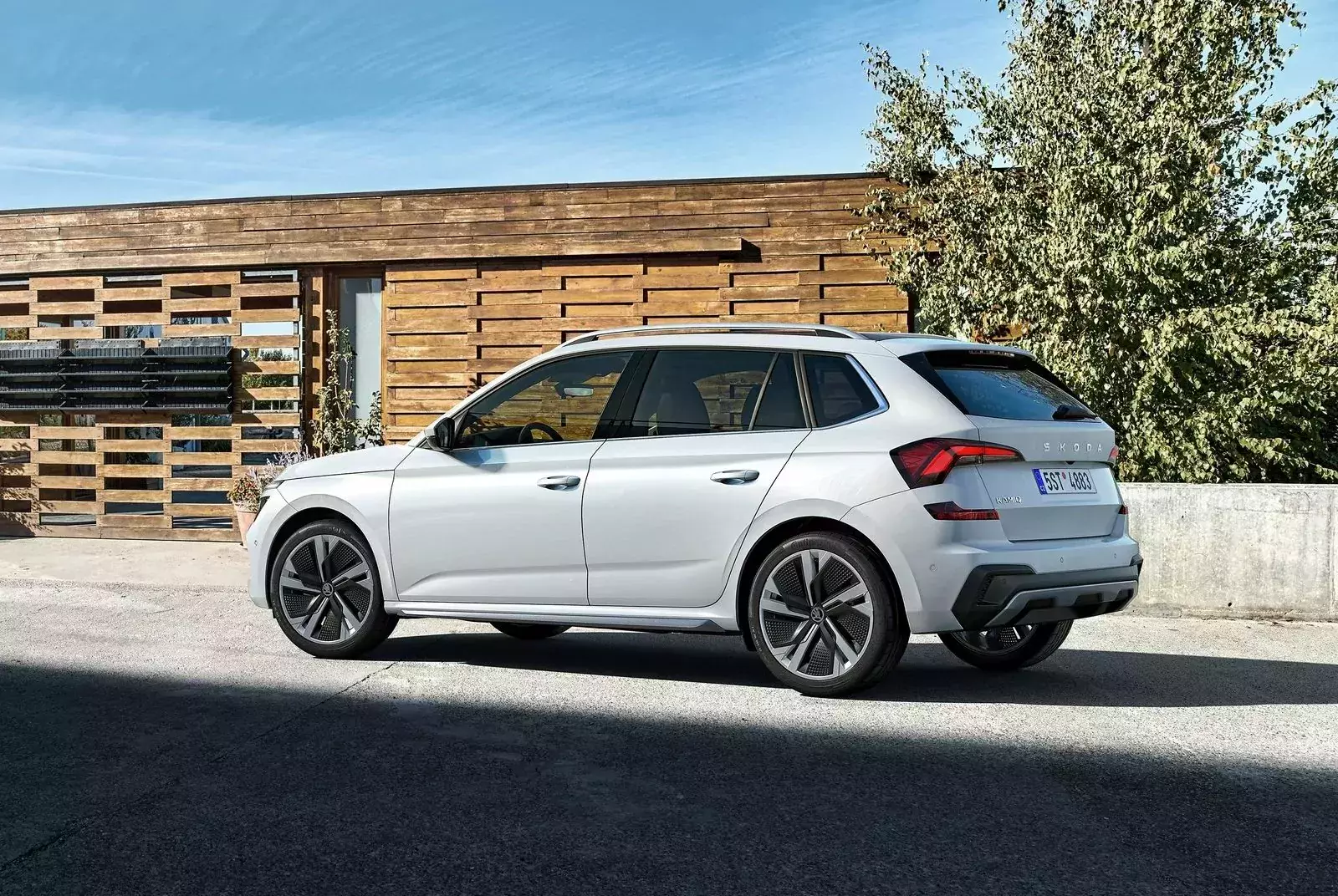 Nowy SUV Skody pozamiatał tu ostatecznie. Za 93 600 zł Polacy dostają go z doświetlaniem zakrętów oraz grzaną kierownicą i fotelami