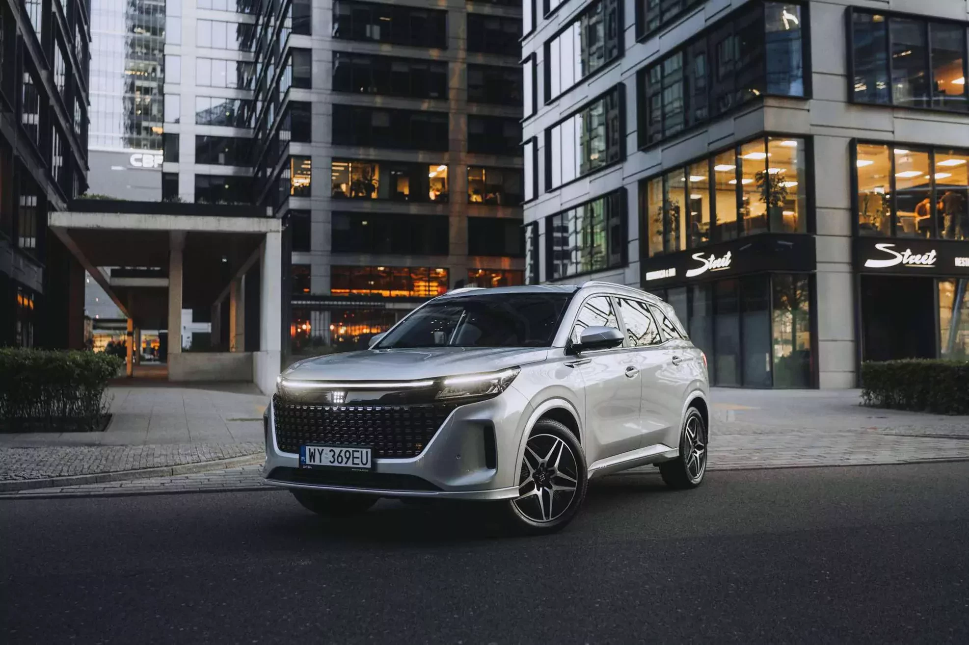 Nawet MG takiego nie oferuje. 7-osobowy SUV DFSK wjeżdża w wyprzedaż 2025 z ceną, która szokuje