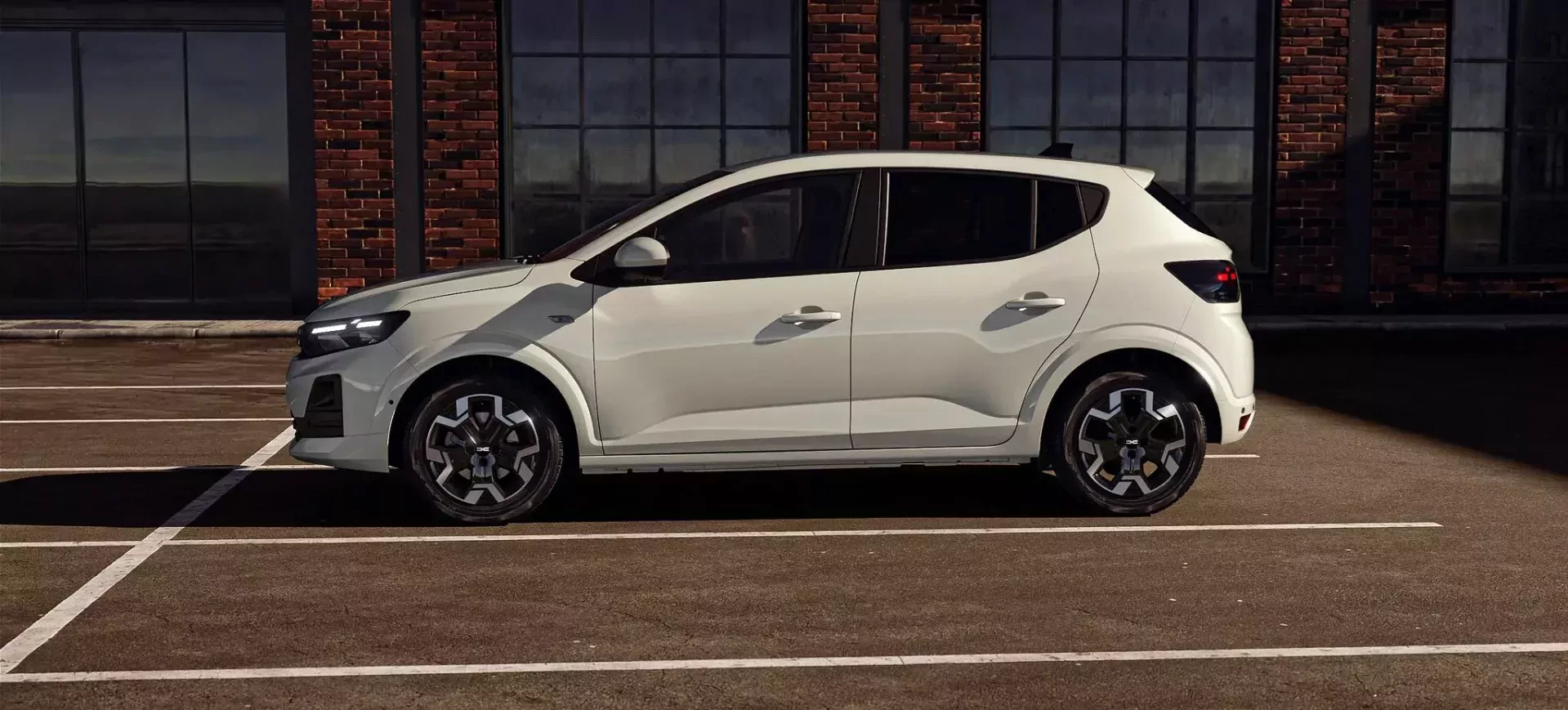 Dacia rozbija bank mega modernizacją Sandero. Żaden Citroen i MG nie ściągną takich tłumów do salonów