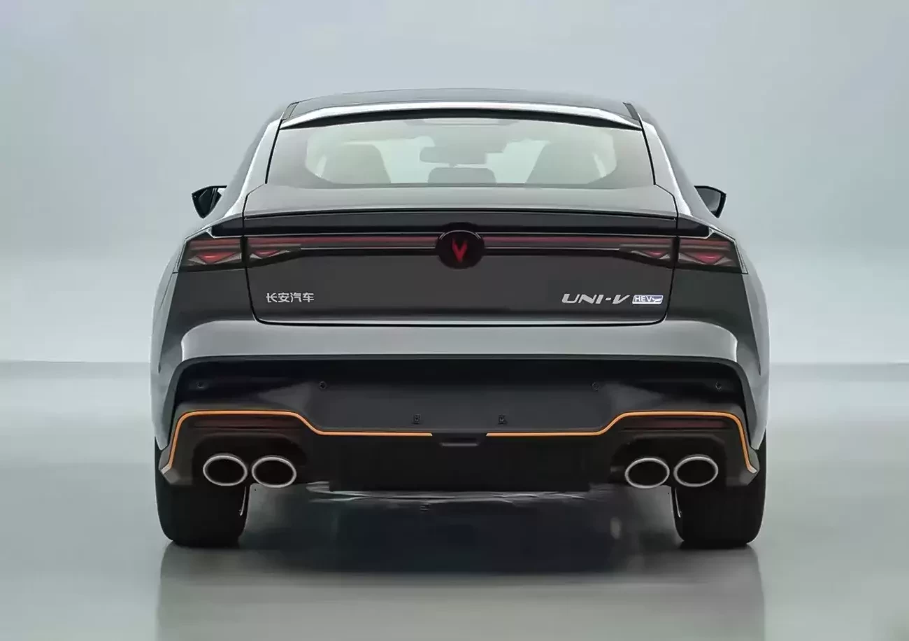 Changan ulepsza swoją wizytówkę technologiczną. Efektowny sedan powalczy z rywalami bogactwem funkcji i hybrydą pod maską