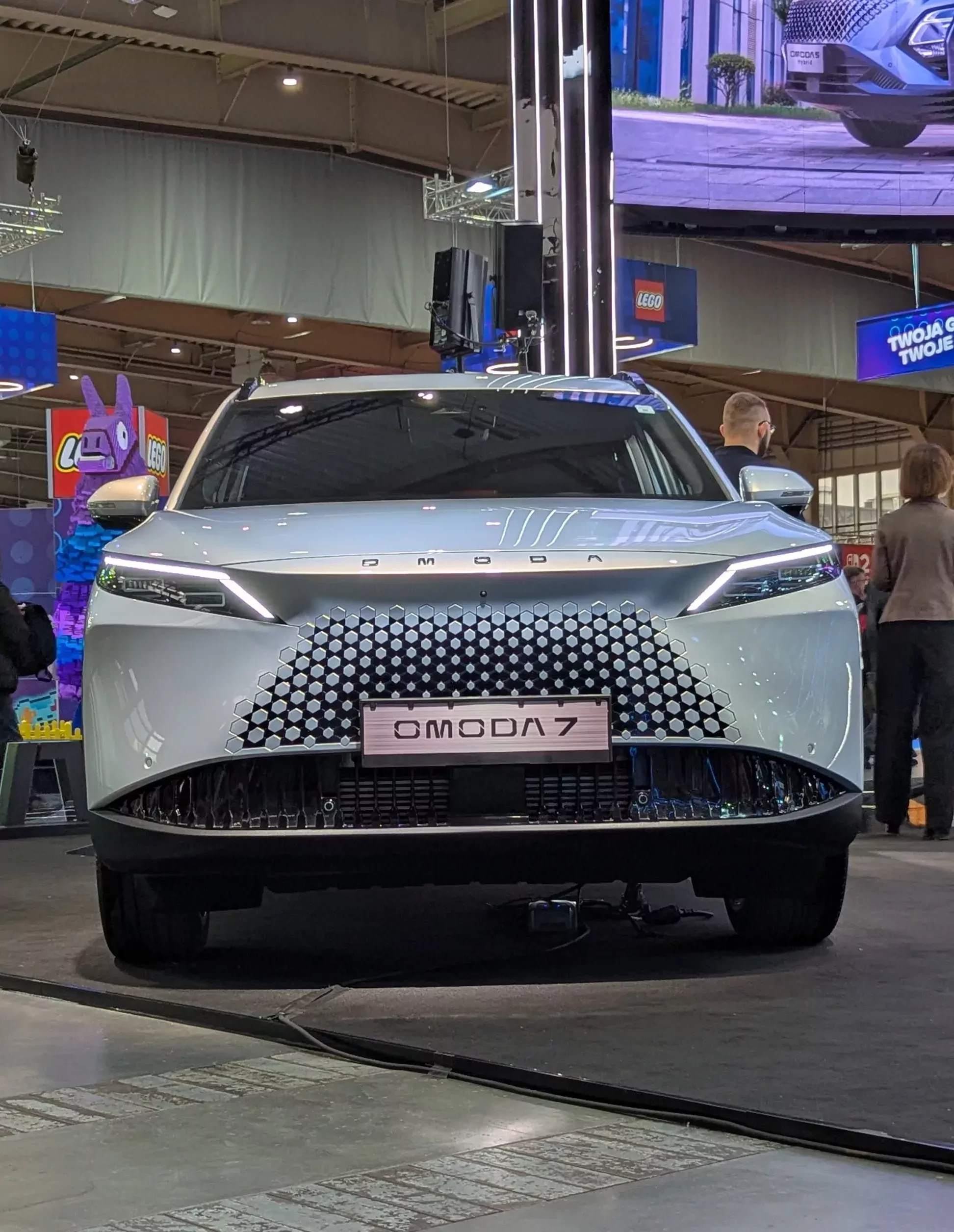 Omoda 7 w 2026 r może skutecznie podbierać klientów gigantom takim jak Toyota.