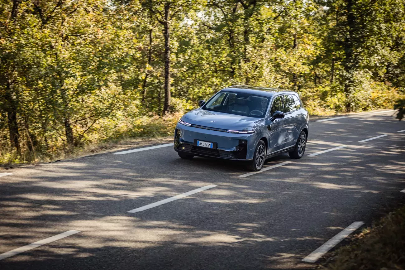 Dobry Alt Text: Nowy tani SUV Leapmotor B10 produkowany w Hiszpanii w fabryce Stellantis