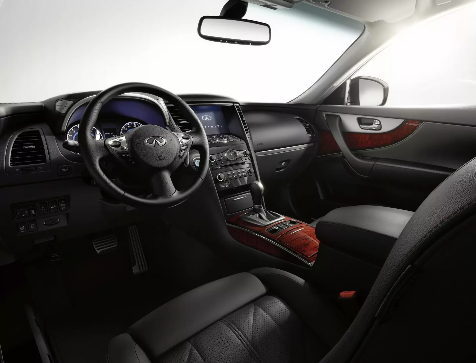 240 koni z V6, napęd na cztery koła i automatyczna skrzynia – ten SUV ma wszystko, aby zachwycić