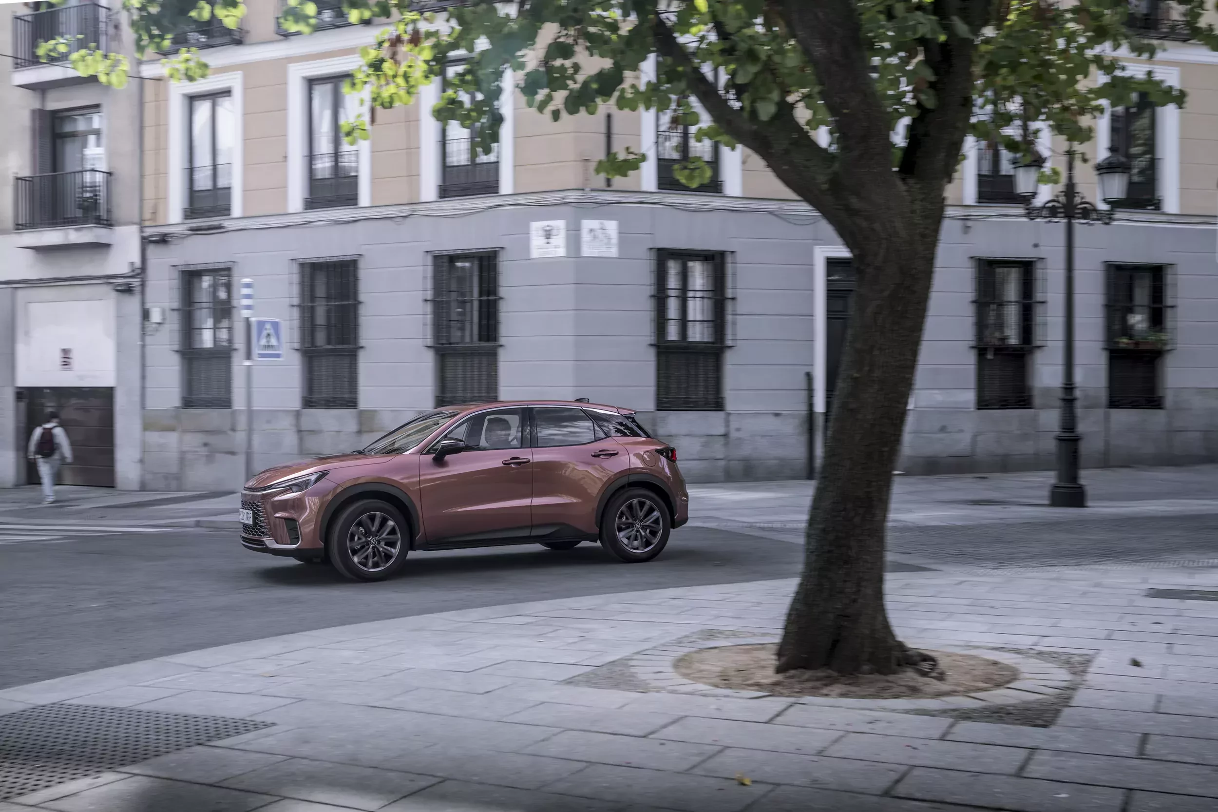 SUV Lexus _LBX_Copper_Dynamic_2025