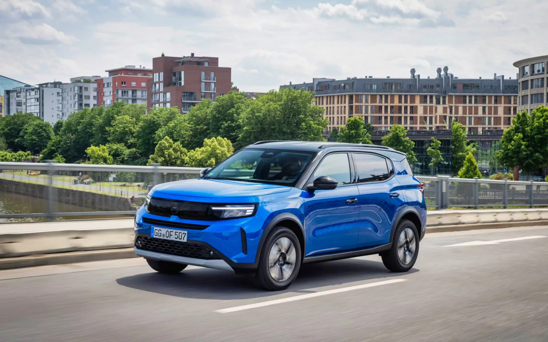 SUV crossover Opel Frontera silnik cena hybryda elektryczny opinie oceny zalety wady