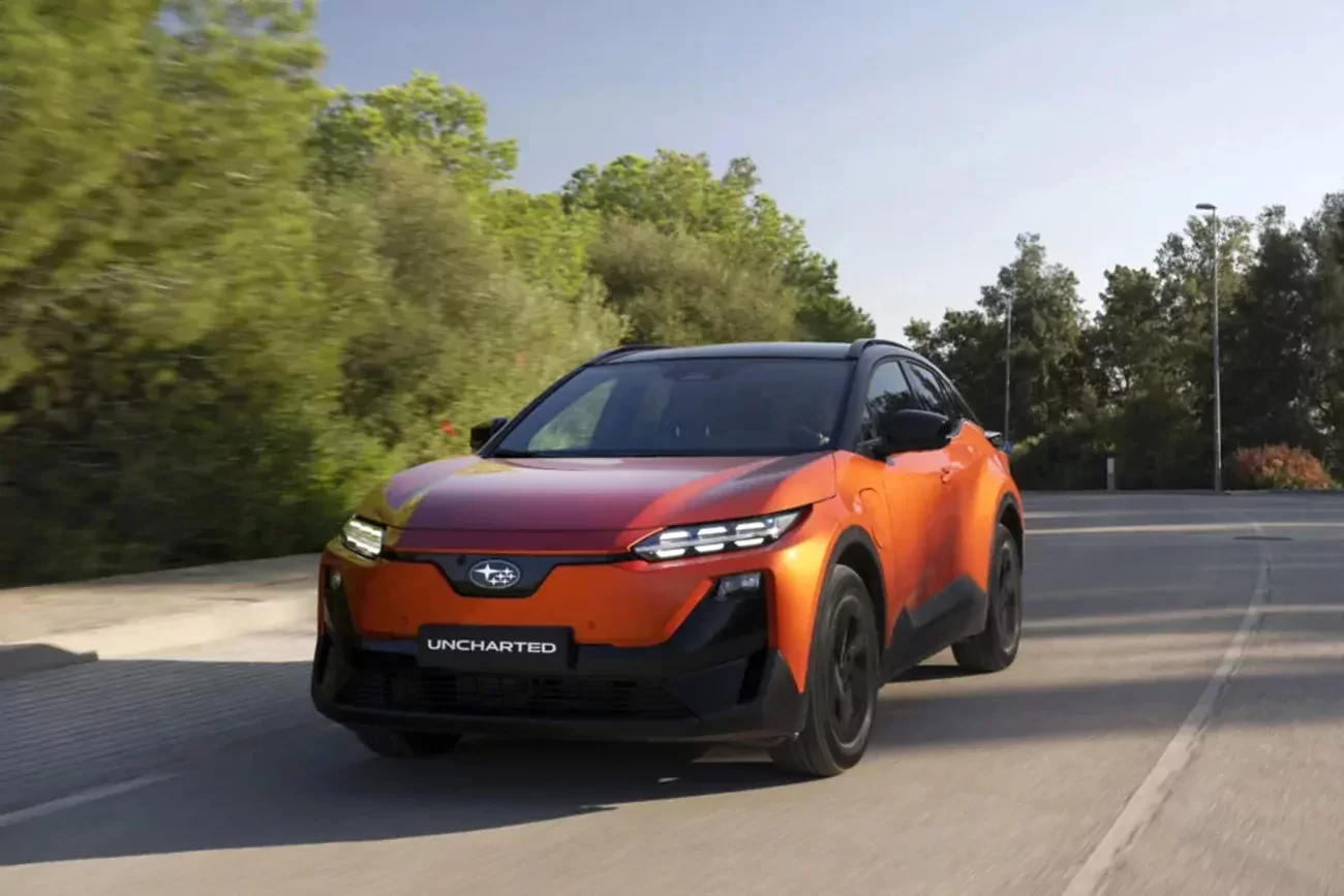 Porównanie wyglądu Subaru Uncharted 2026 i Toyoty C-HR EV – różnice w prześwicie i stylistyce nadwozia