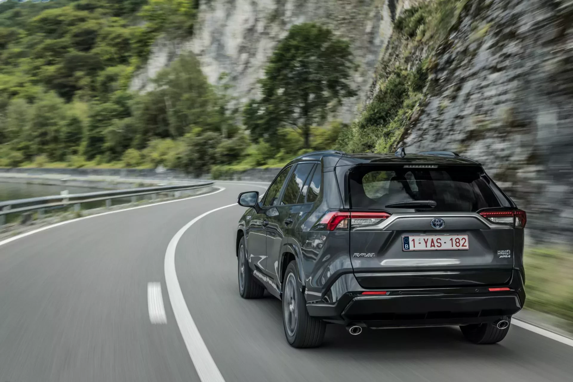 Toyota RAV4 SUV silnik benzyna hybryda moc spalanie opinie oceny zalety wady