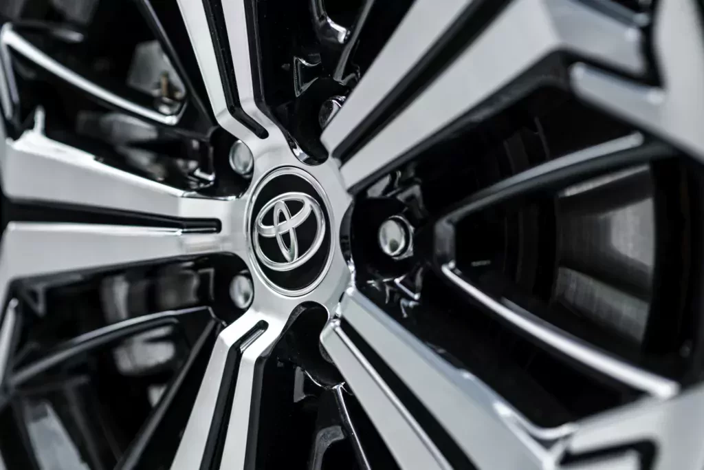 Uwielbiana przez Polaków Toyota jest teraz zdecydowanie tańsza. Cena wydaje się wręcz promocyjna