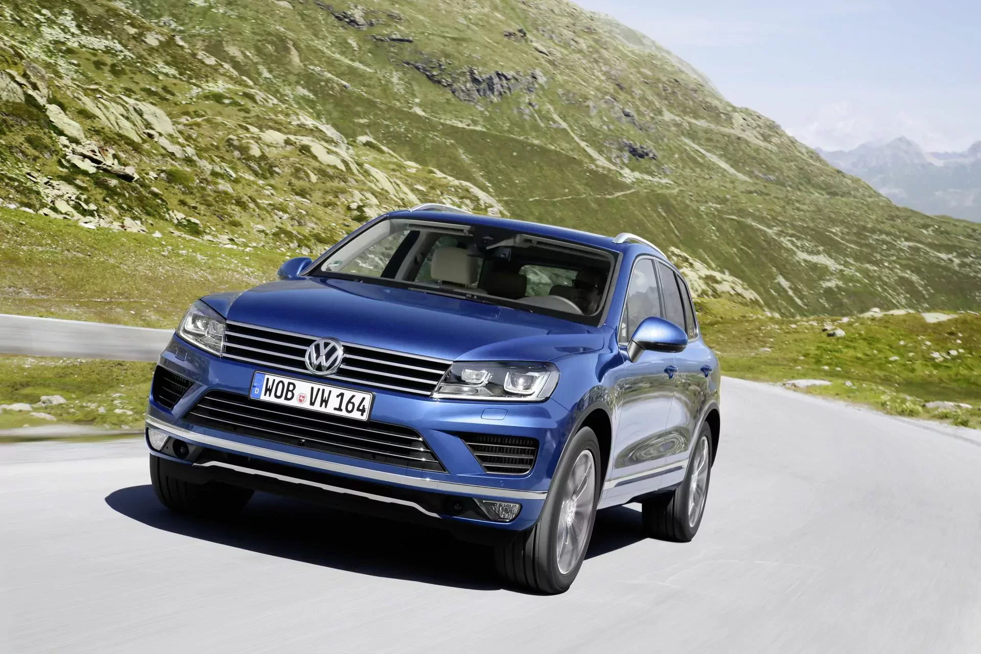 Volkswagen Touareg SUV premium komfort wyposażenie silnik moc benzyna diesel V6 V8 opinie oceny zalety wady