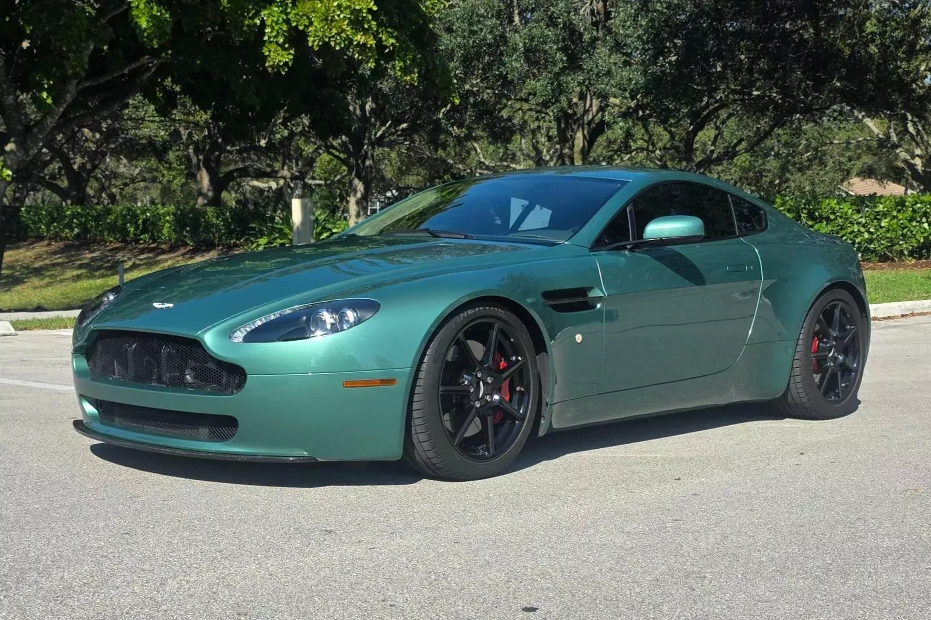 Aston Martin V8 Vantage z przebiegiem 48 800 km na sprzedaż. Kosztuje tyle co fajna Skoda