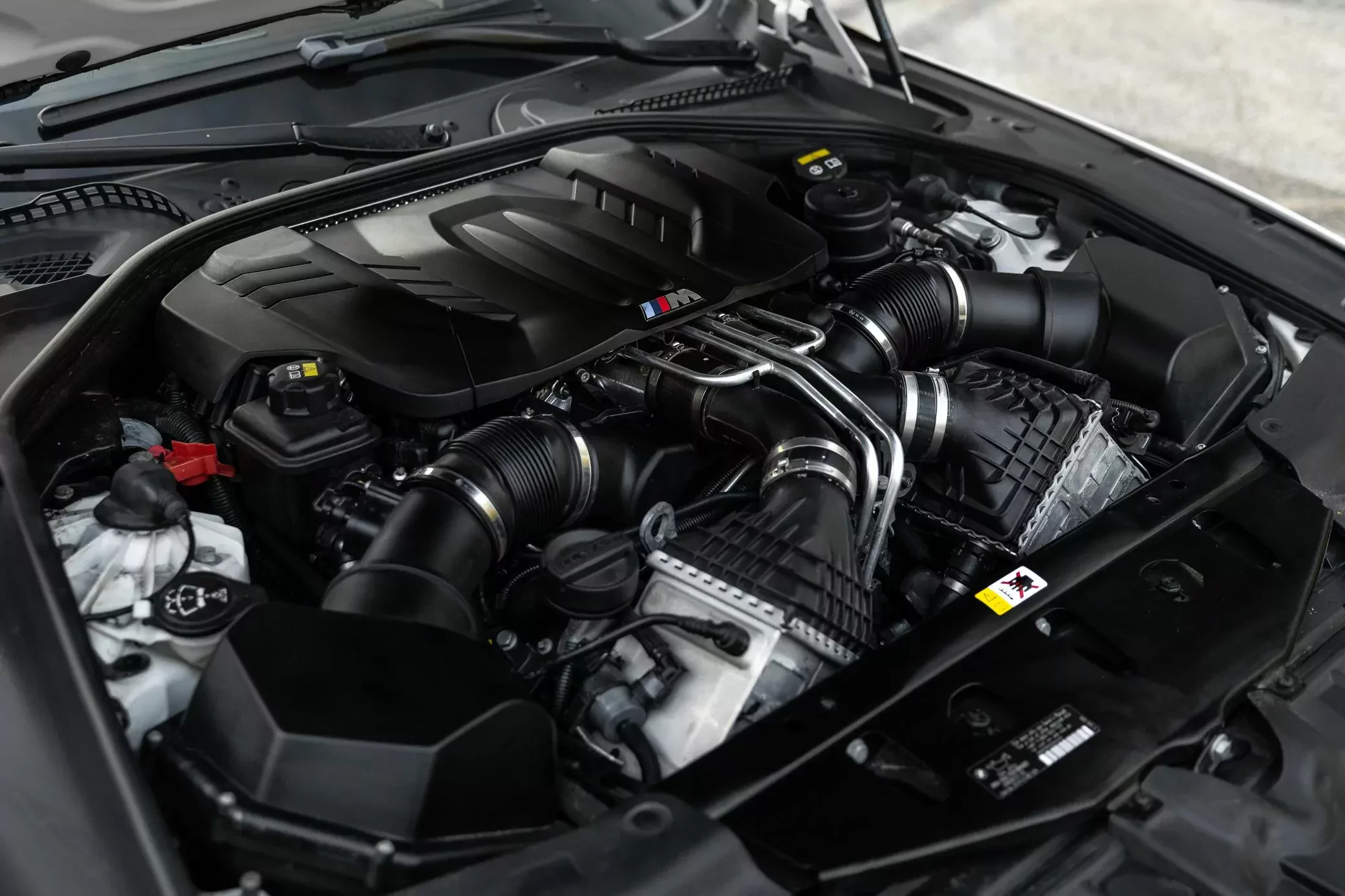 BMW M6 z przebiegiem 19 300 km i potężnym 4.4 V8. Teraz kosztuje tylko 142 000 złotych