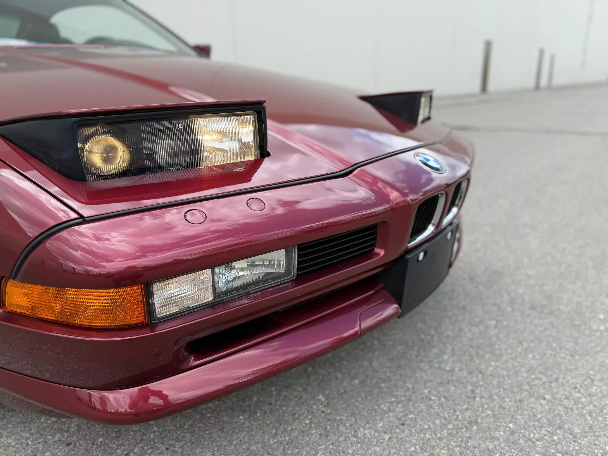 Kultowe BMW 850i z silnikiem V12 i niskim przebiegiem. Jego cena to zaledwie 34 800 złotych