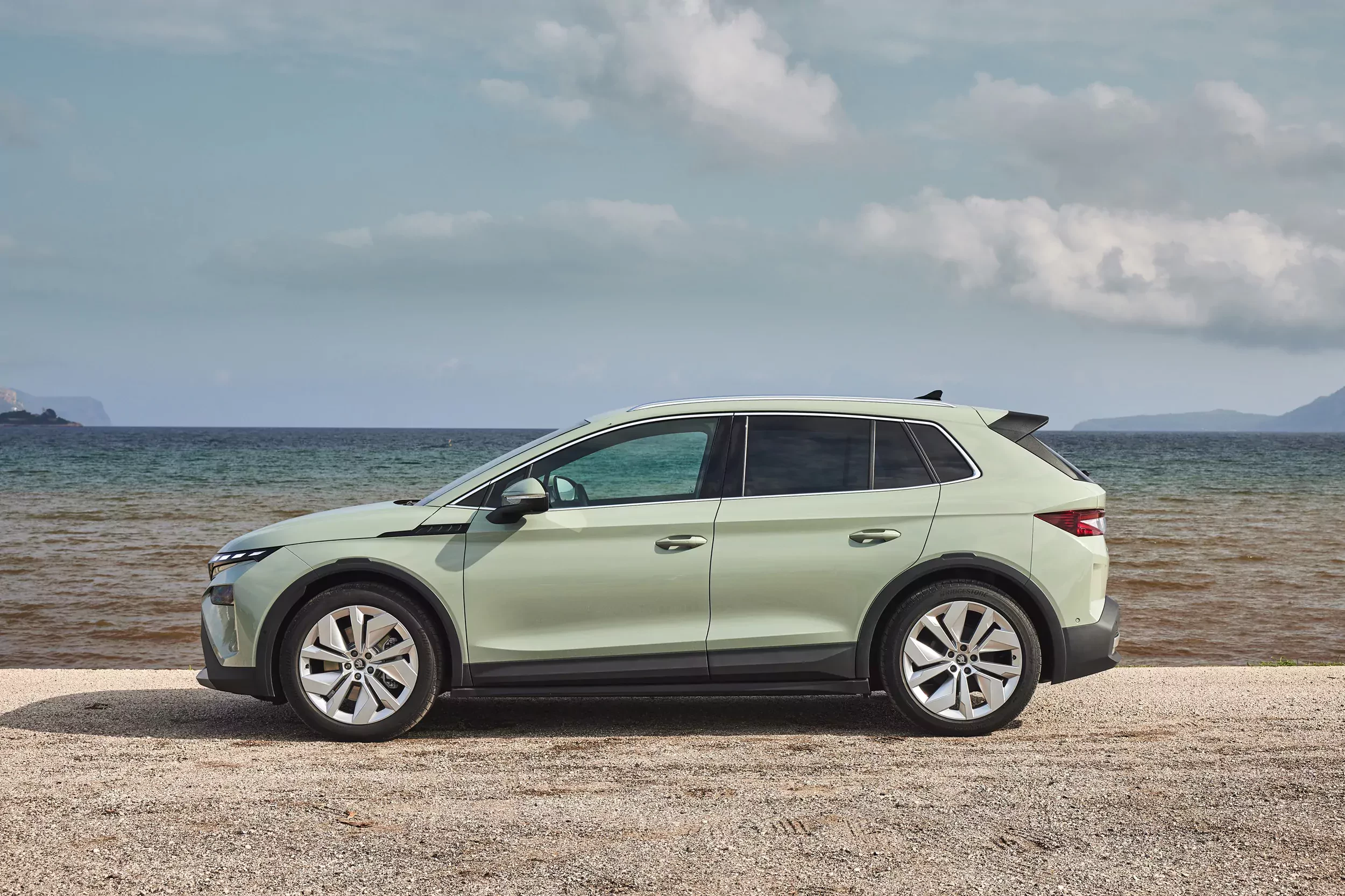 Skoda Elroq tak przycięła cennik, iż mówią o niej wszyscy. Takiego SUV-a o mocy 286 KM i z napędem 4×4 chcą choćby „wyższe sfery”