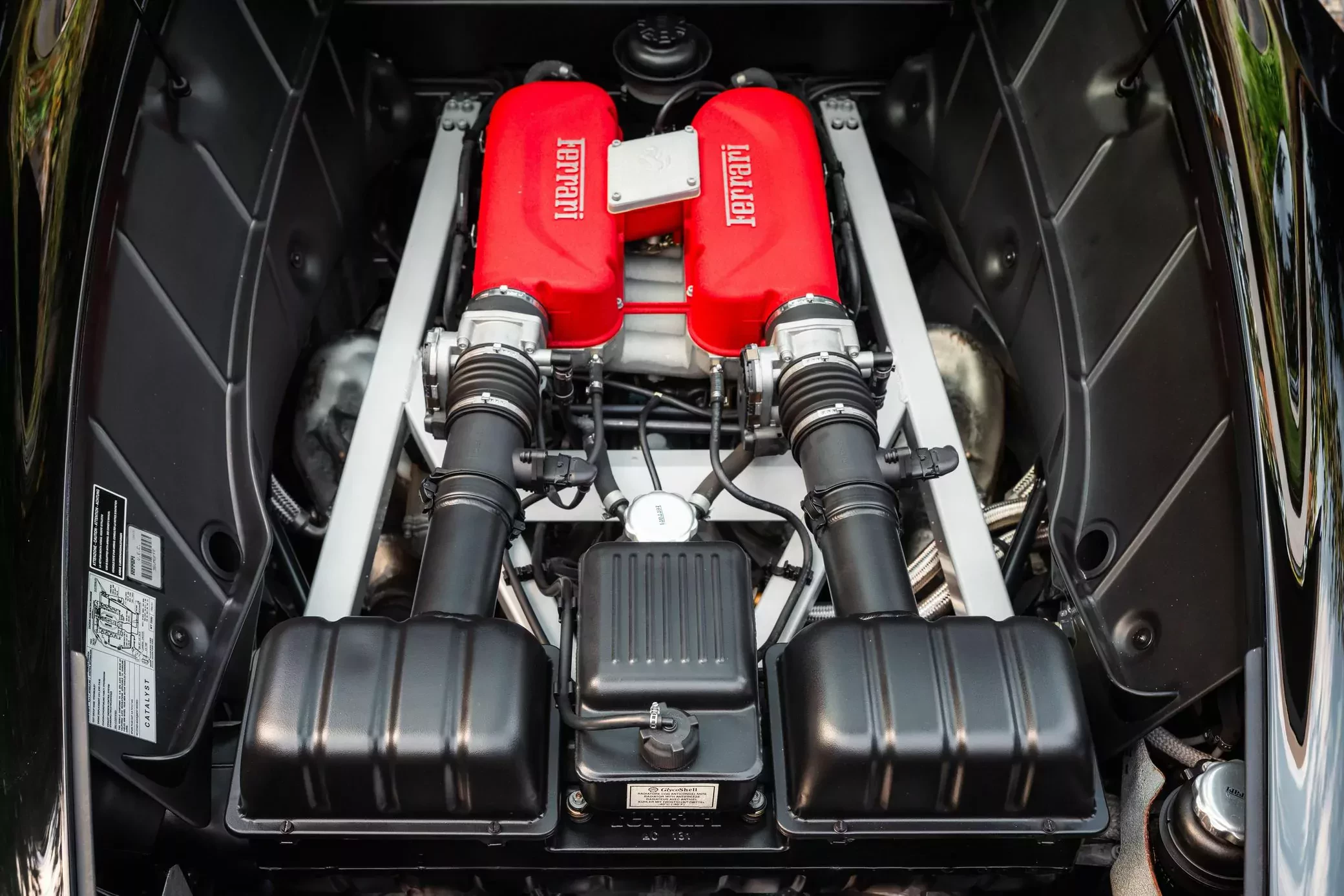 Ferrari z przebiegiem 22 400 kilometrów na sprzedaż. Kosztuje tyle co Skoda Superb