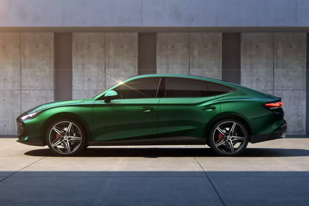 Chiński rywal dla Skody Superb trafił na pierwszy zachodni rynek. Cena za full opcję to tylko 105 000 złotych