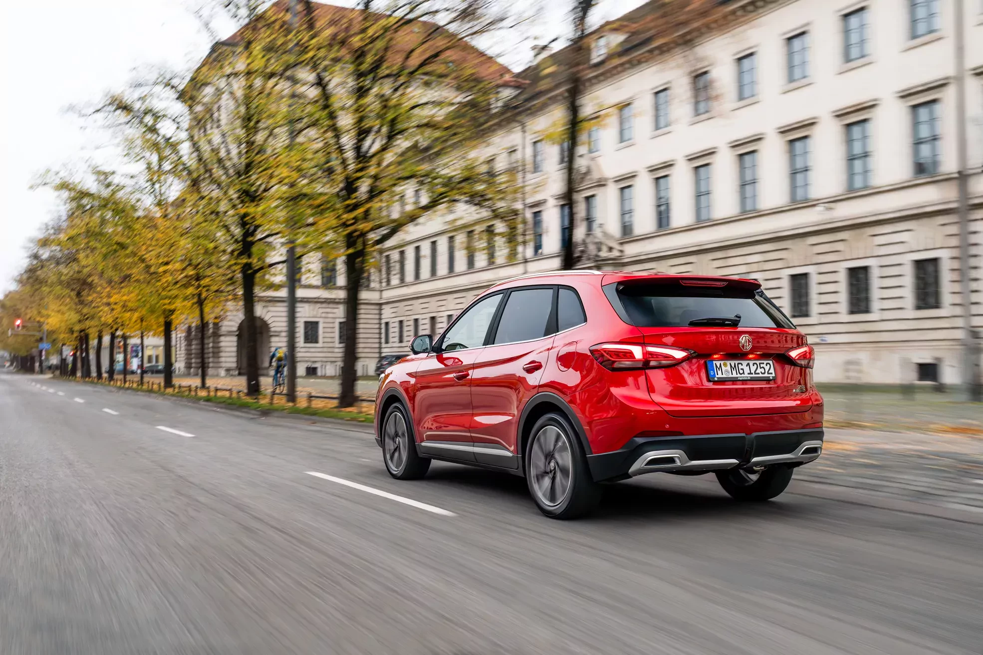 To SUV, który nie musiał zdobywać nagród za bycie fajnym. Polski rodzinom wystarczyła okazyjna cena, duży bagażnik i hybryda pod maską