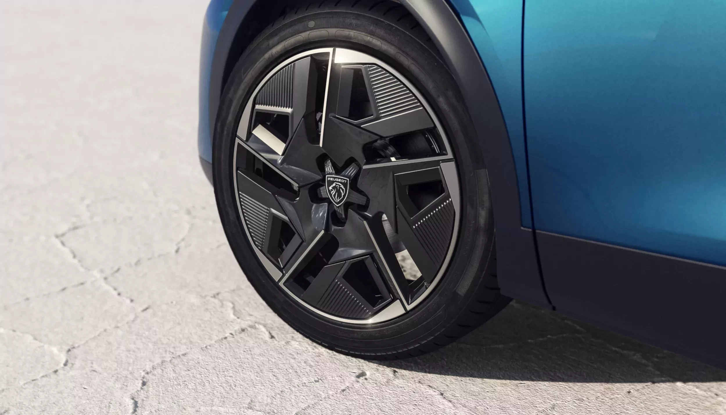 Elektryzująca premiera Peugeot 408 już w styczniu. Udoskonalony z agresywnym stylem fastbacka rzuci wyzwanie segmentowi premium