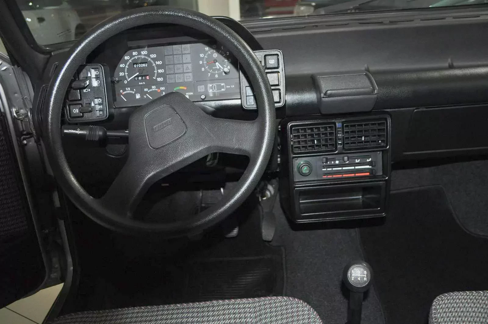 Praktycznie nowy Fiat Uno na sprzedaż. Ma 10 tys. km przebiegu, aż się łezka w oku kręci