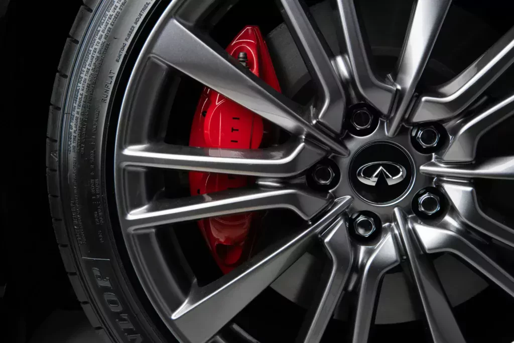 Piękny sportowy sedan kusi dziś atrakcyjną ceną. Silnik jest duży i mocny a wyposażenie bogate