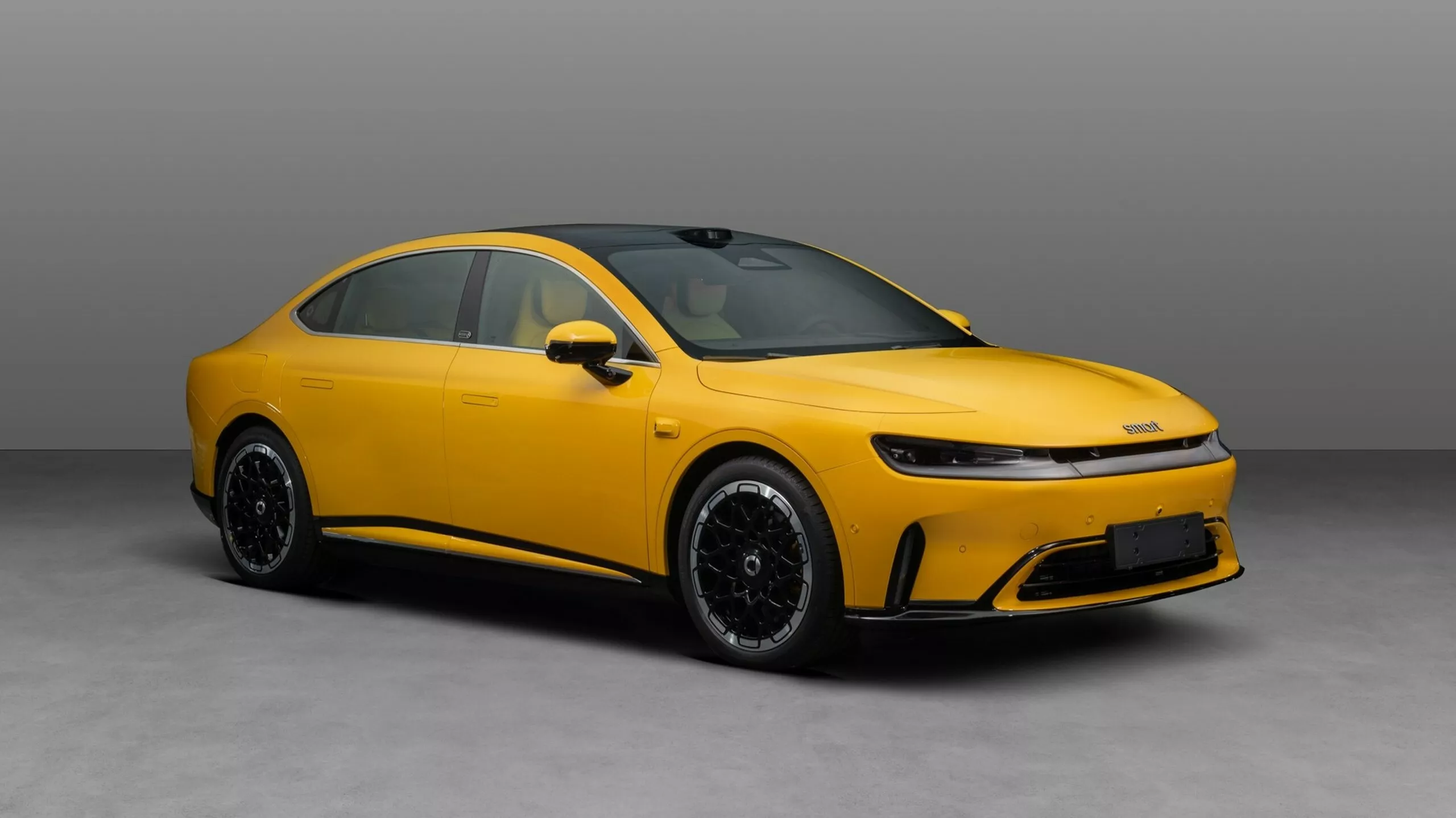 Pierwszy sedan w historii z logo Smarta. Zaskakuje układem napędowym i rozmiarem