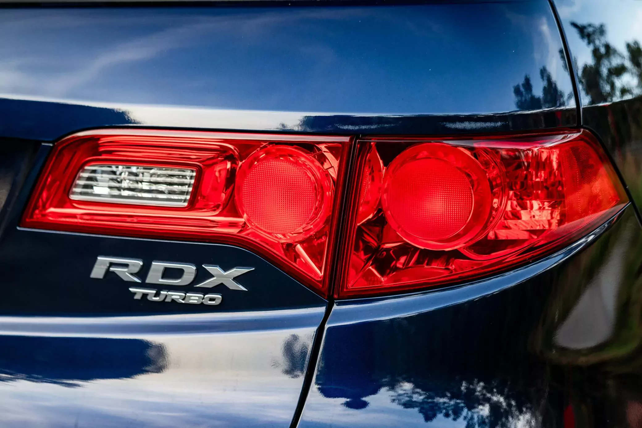 Ten japoński SUV to wyjątkowa alternatywa dla BMW i Audi. Za 55 000 zł dostaniemy prawie nówkę