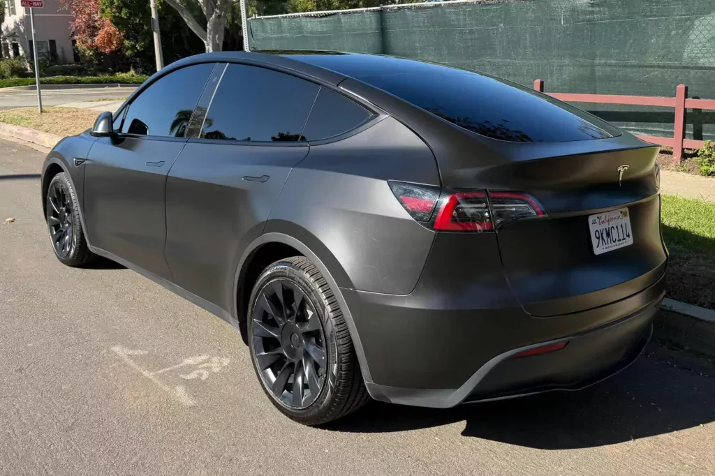 tesla-model-y-w-cenie-dacii