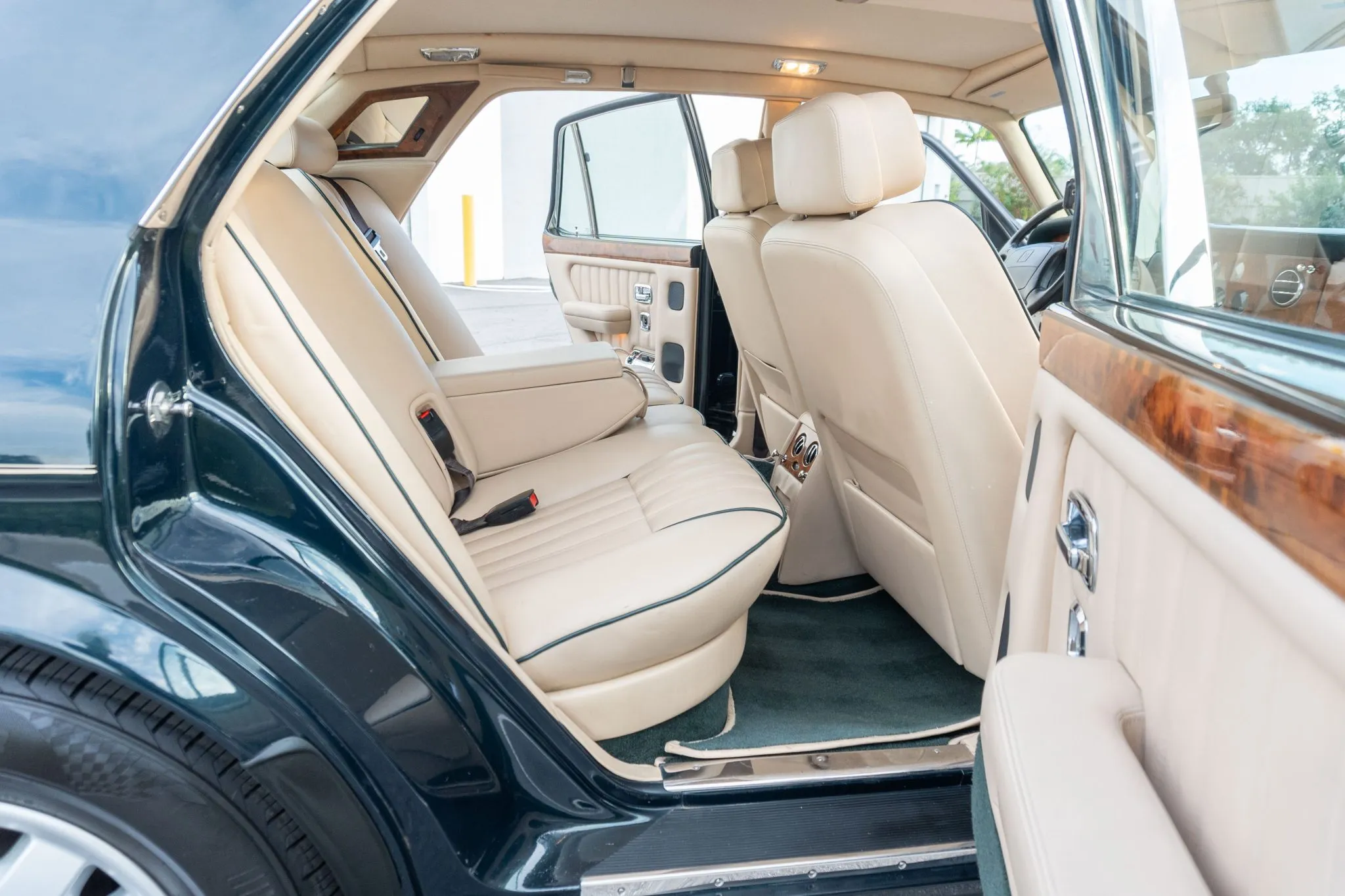 Ten Bentley jest praktycznie nowy. Ma 54 tys. km przebiegu, silnik o poj. 6.75 l i cenę poniżej 50 000 złotych