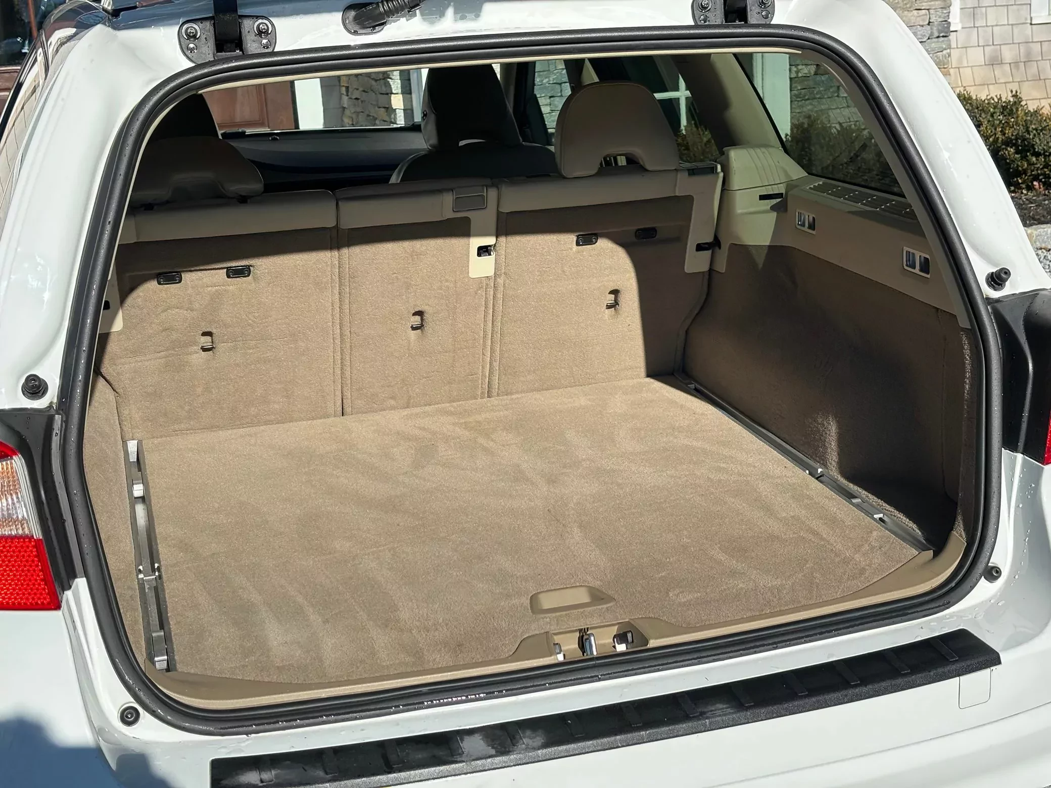 Kombi od Volvo z 3,2-litrowym silnikiem R6. Ładne egzemplarze już za 25 tysięcy złotych