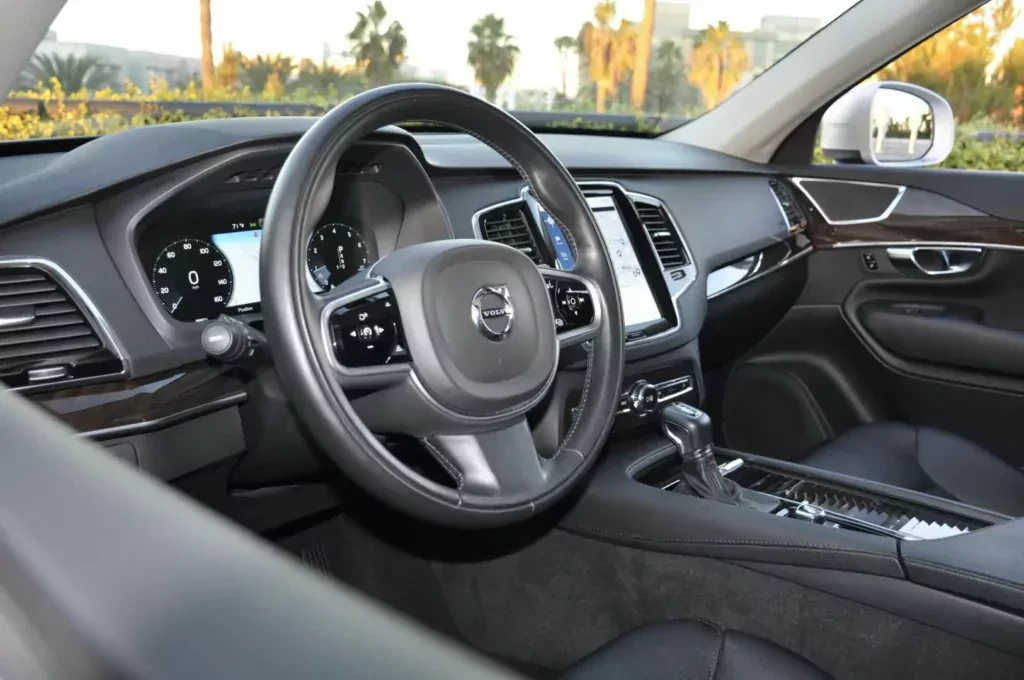 Nowoczesne Volvo XC90 T6 za jedyne 60 tysięcy złotych. To najlepszy stosunek cena = jakość