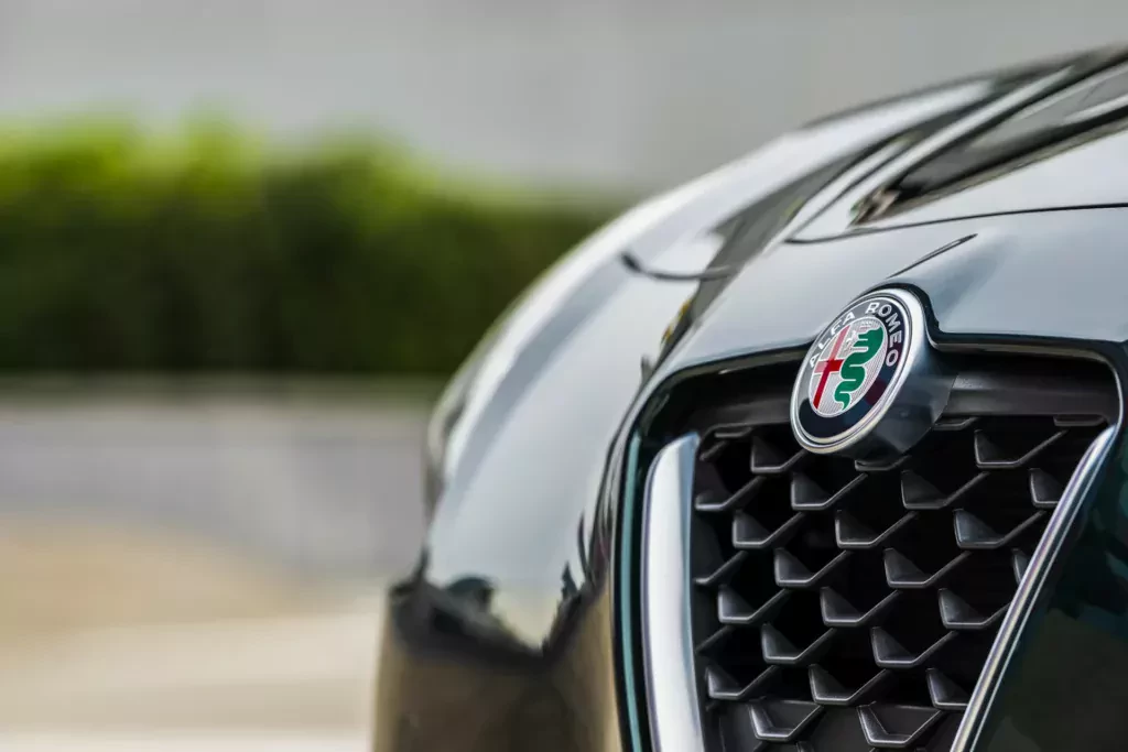 Młodsi kierowcy uwielbiają ten samochód. Sportowa Alfa Romeo jest przepiękna i kosztuje „grosze”