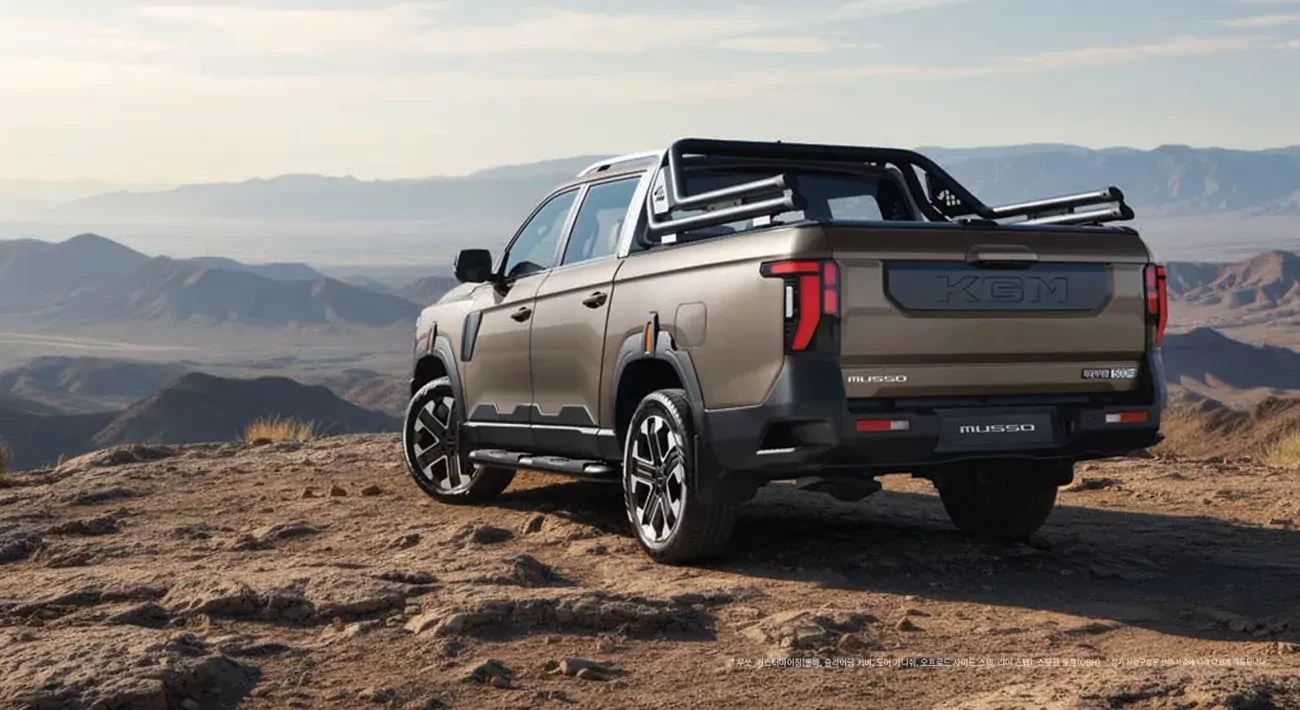 Musso 2026 z przeprojektowanymi zderzakami o off-roadowym charakterze i nowym logo KGM umieszczonym centralnie na klapie bagażnika