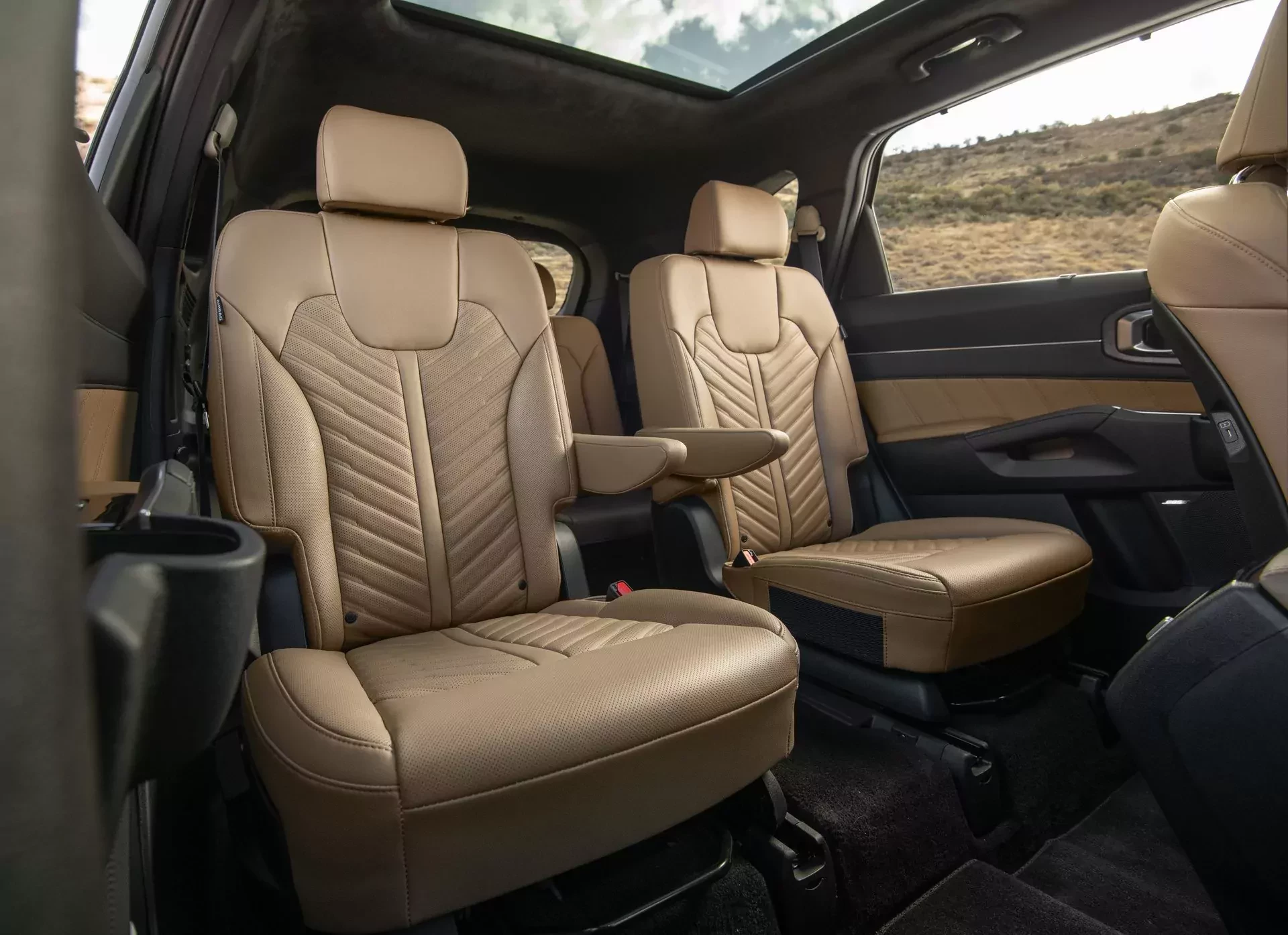 Rodzinna Kia za 87 tys. zł bije tu rekordy popularności. Ten 7-osobowy SUV dla Polaków kojarzy się tylko z pełnym wypasem