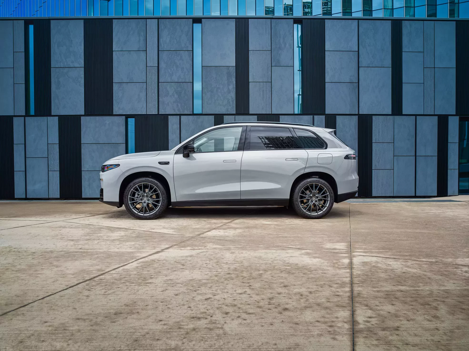 Alternatywa dla SUV-ów Kia i Hyundaia tańsza o 30 000 zł. W dotyku premium jeździ szybciej i za grosze